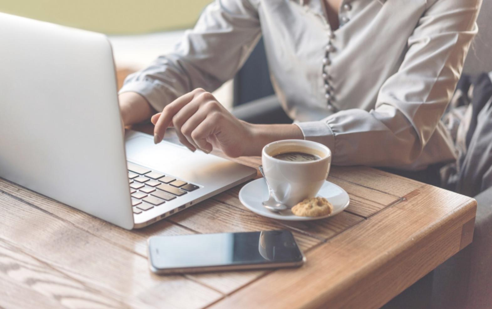 Professionelle Finanzberatung in modernem Büro
